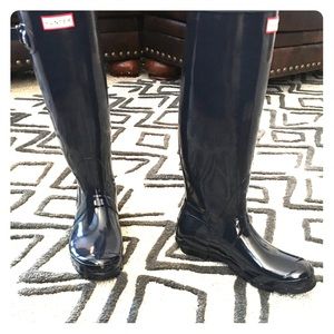 NIB glossy navy blue Hunter rain boots